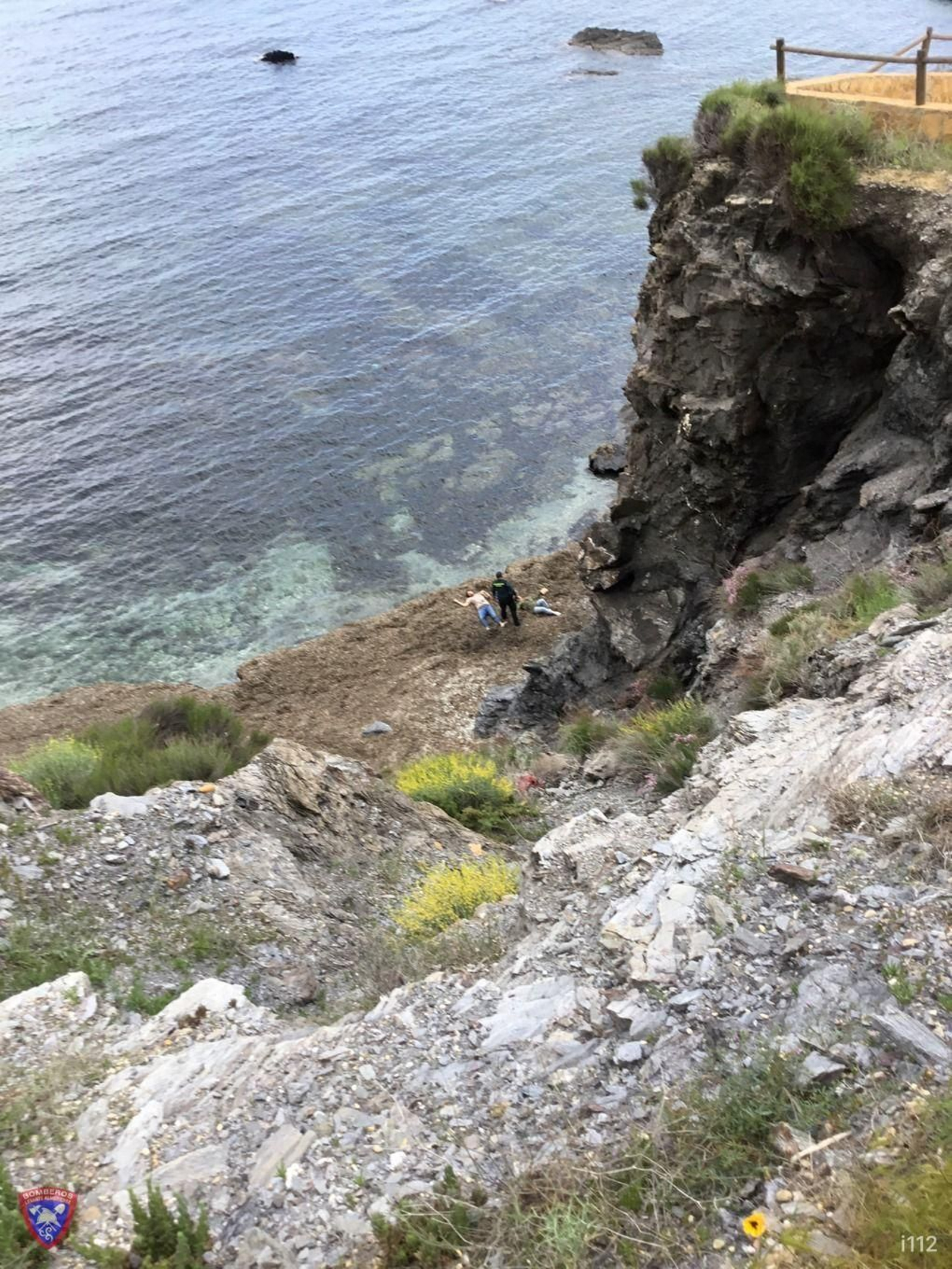 Hacerse un 'selfie' provoca que dos personas caigan desde 30 metros en una cala de Villaricos Hacerse un 'selfie' provoca que dos personas caigan desde 30 metros en una cala de Villaricos