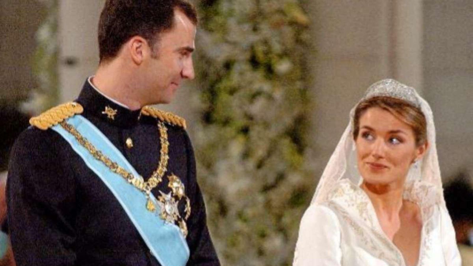 Los actuales Reyes se miran con complicidad en el altar el día de su boda.