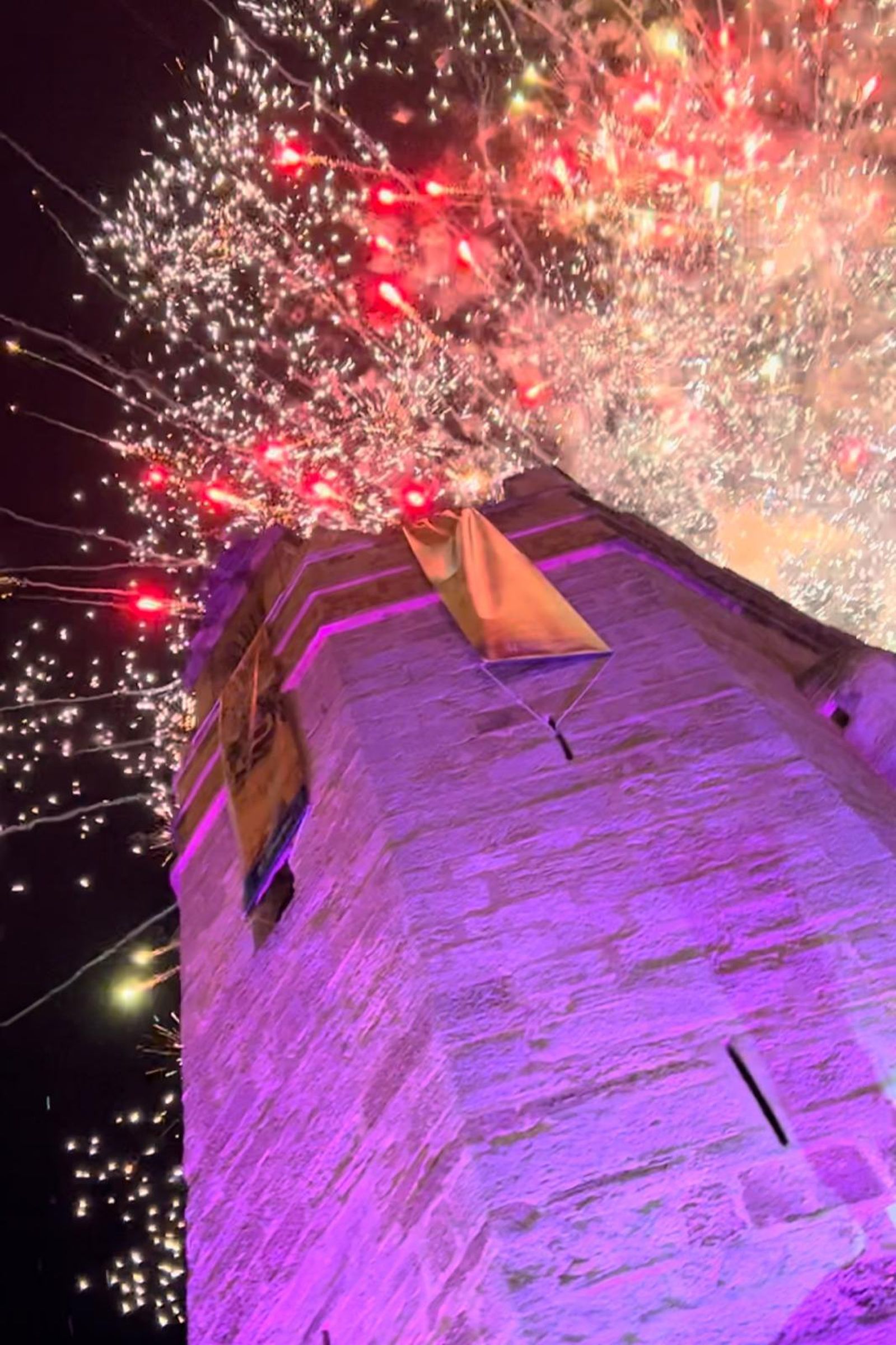 Fuegos artificiales para despedir a los Reyes Magos en El Puerto.