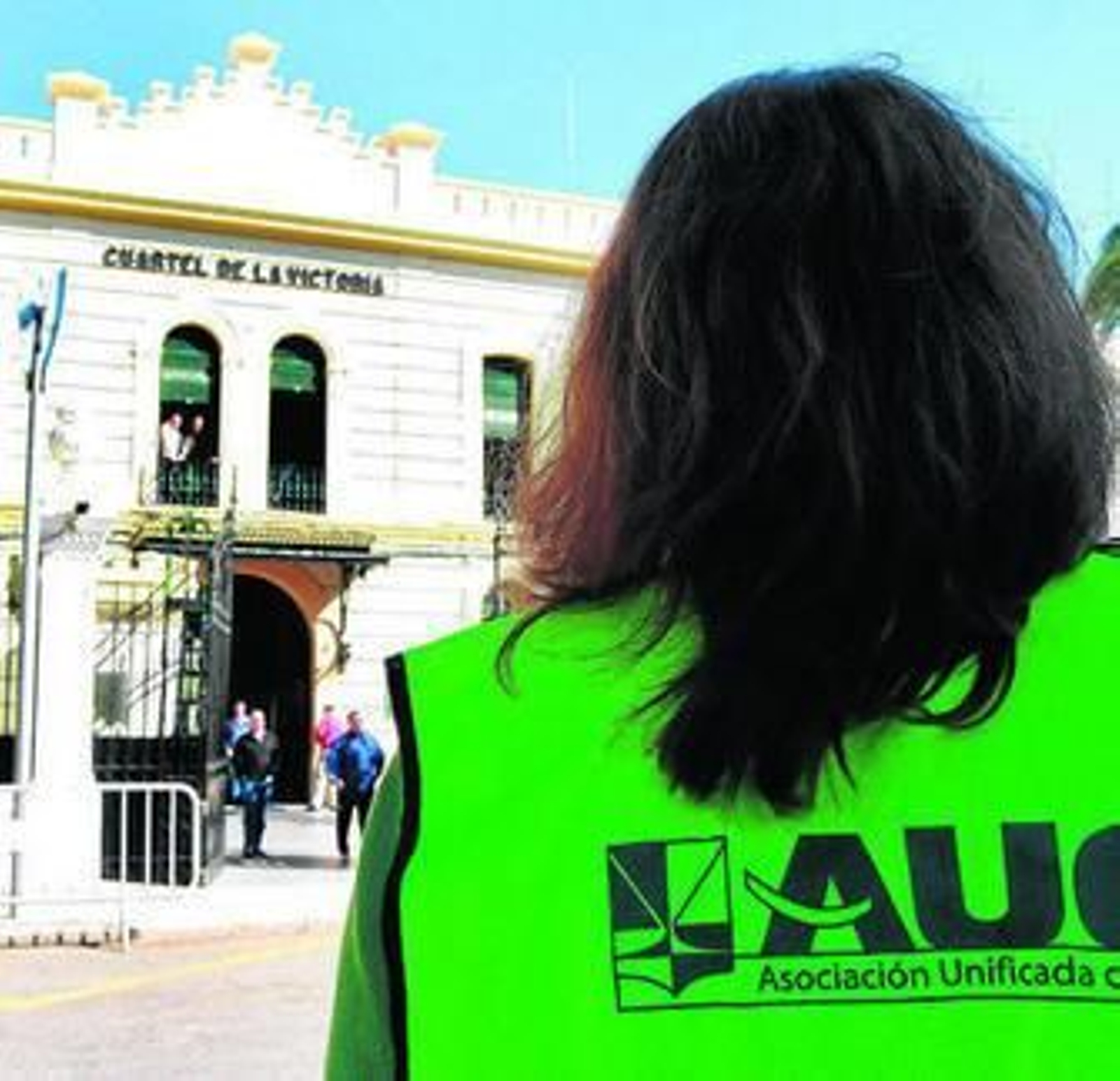 Una agente de la AUGC, ante la Comandancia de Córdoba.