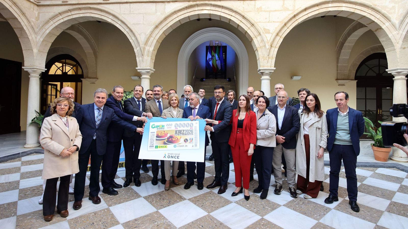 Autoridades asistentes a la presentación, con el cupón de la ONCE dedicado a Jerez como Capital Gastronómica de España.