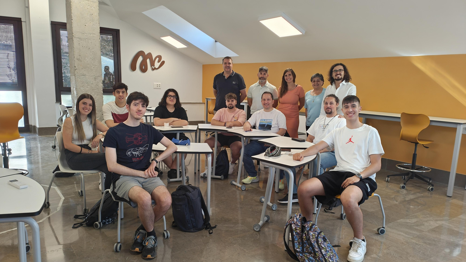 Algunos alumnos de la primera generación de Mercedarias Granada FP durante el primer día de clases.