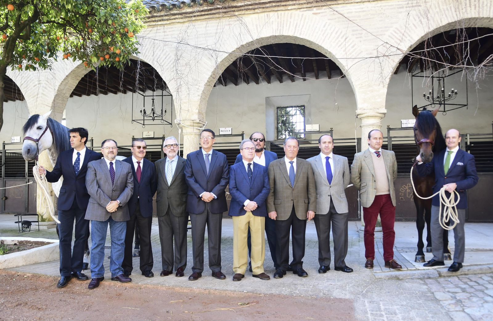 Representantes de las 13 entidades que forman parte de Córdoba Ecuestre, ayer en Caballerizas Reales.