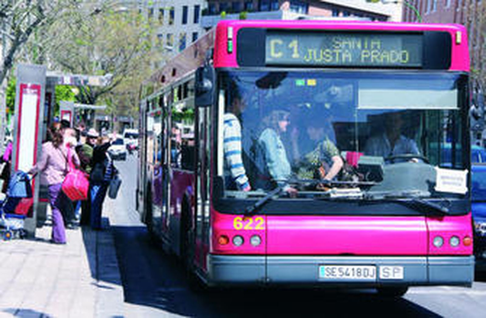 Un autobús municipal de Sevilla, gestionado por la empresa Tussam, cuya situación económica es crítica.