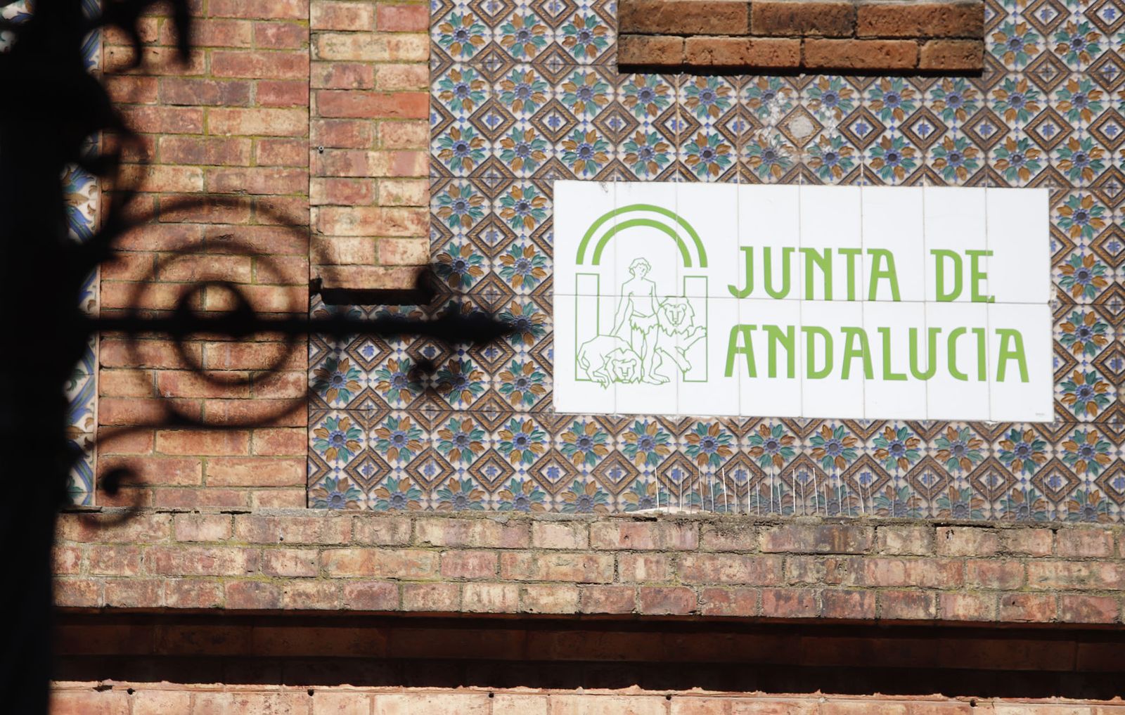 Farolas de las Antiguas oficinas de la línea Huelva-Zafra, hoy delegación de Turismo de la Junta