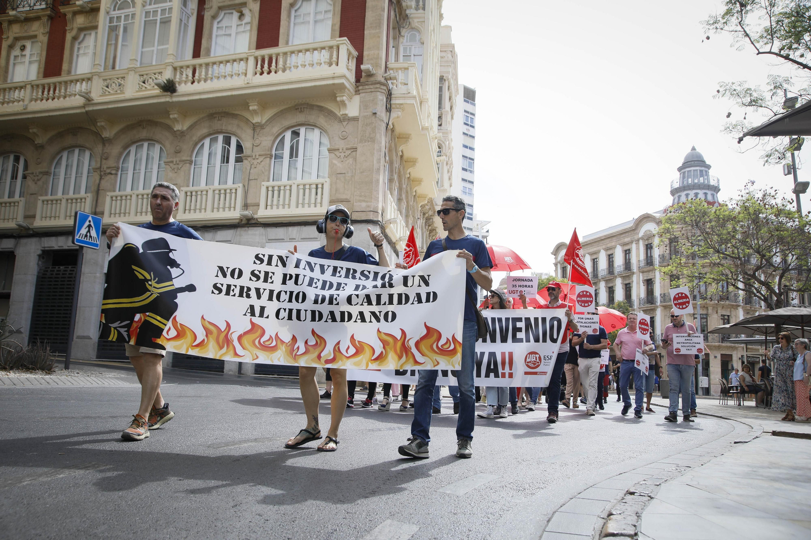 Manifestación de los bomberos quemados de Almería, en imágenes