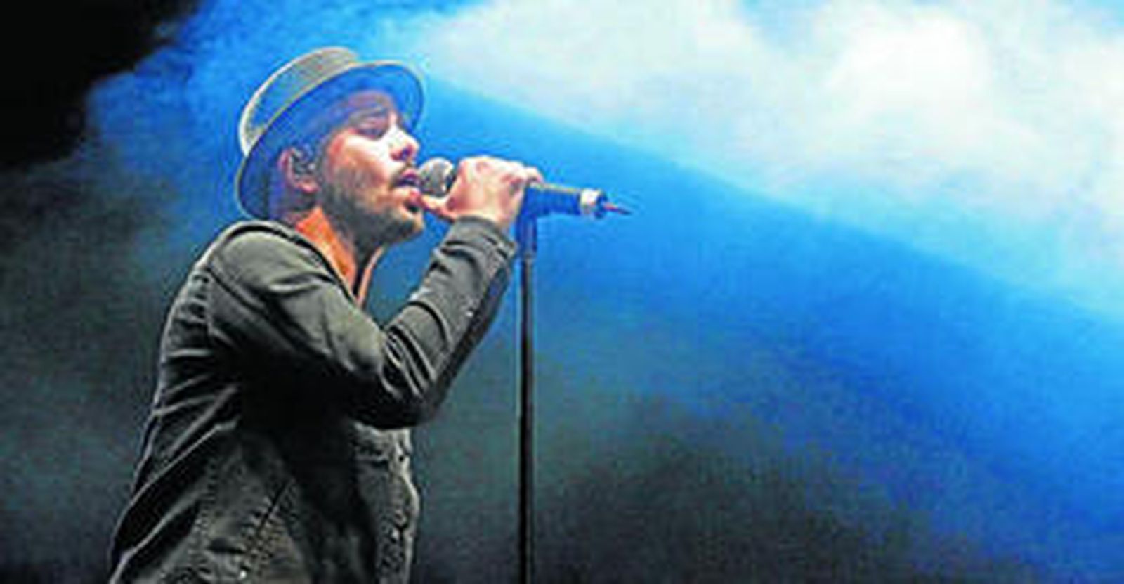 Imagen de la actuación del grupo canario Efecto Pasillo, anoche en la plaza de toros Las Palomas.