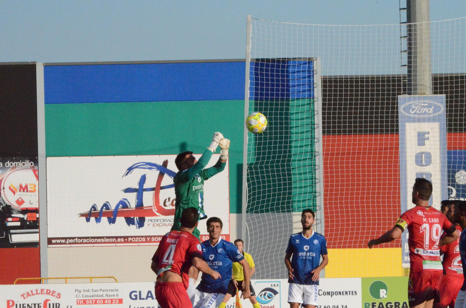 Pizana sale de puños para despejar un balón ante Goma, Fran Ávila, Núñez y Cano.
