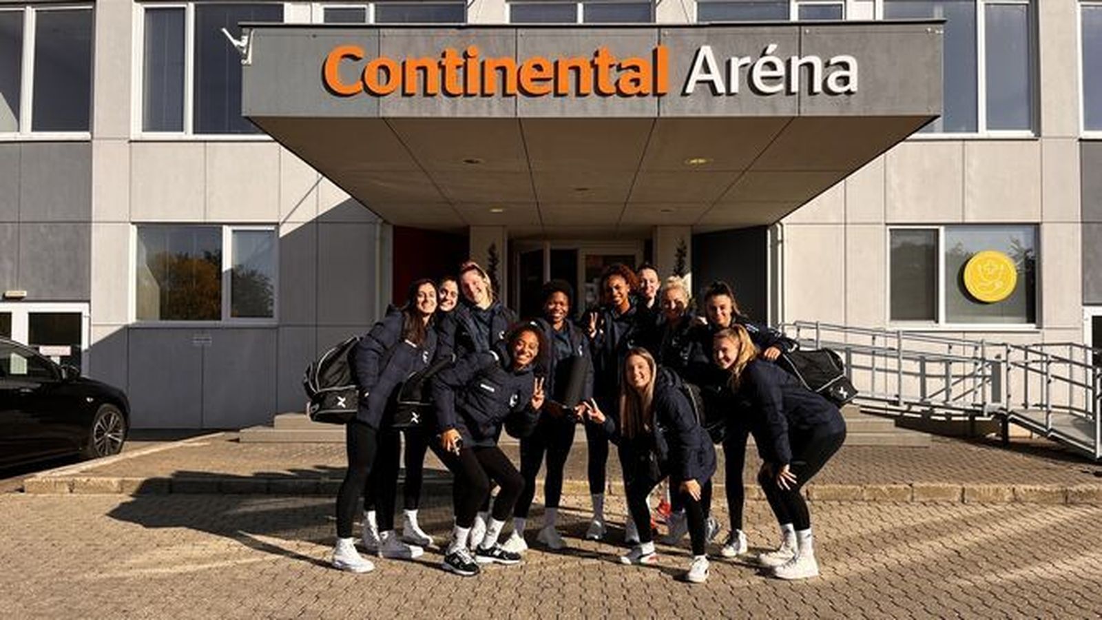 El FP Pro Voley Andalucía posa delante del hotel en el que está alojado en Hungría.