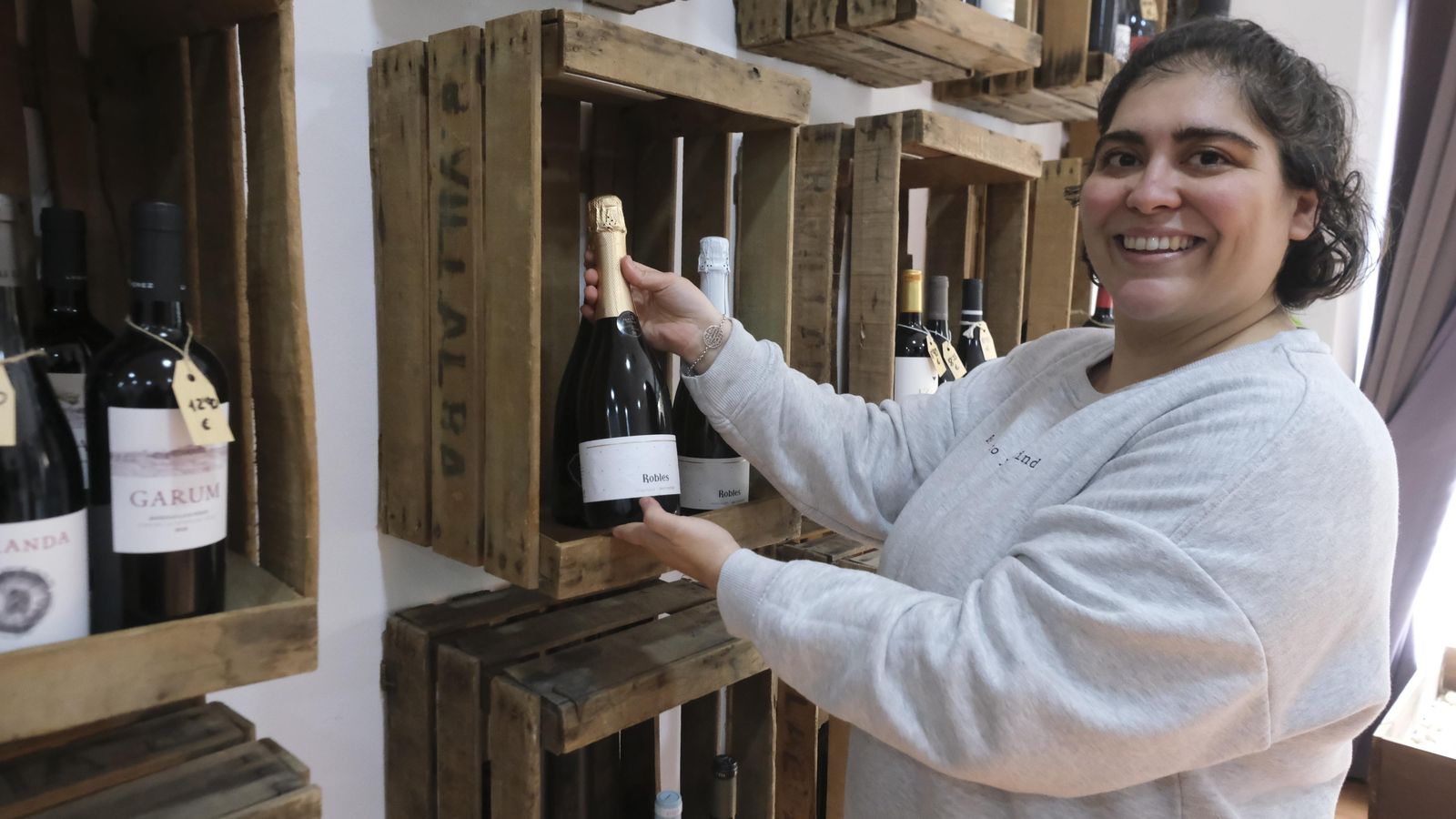 Carmen María muestra el espumoso de bodegas Robles en Tierra de Vinos.