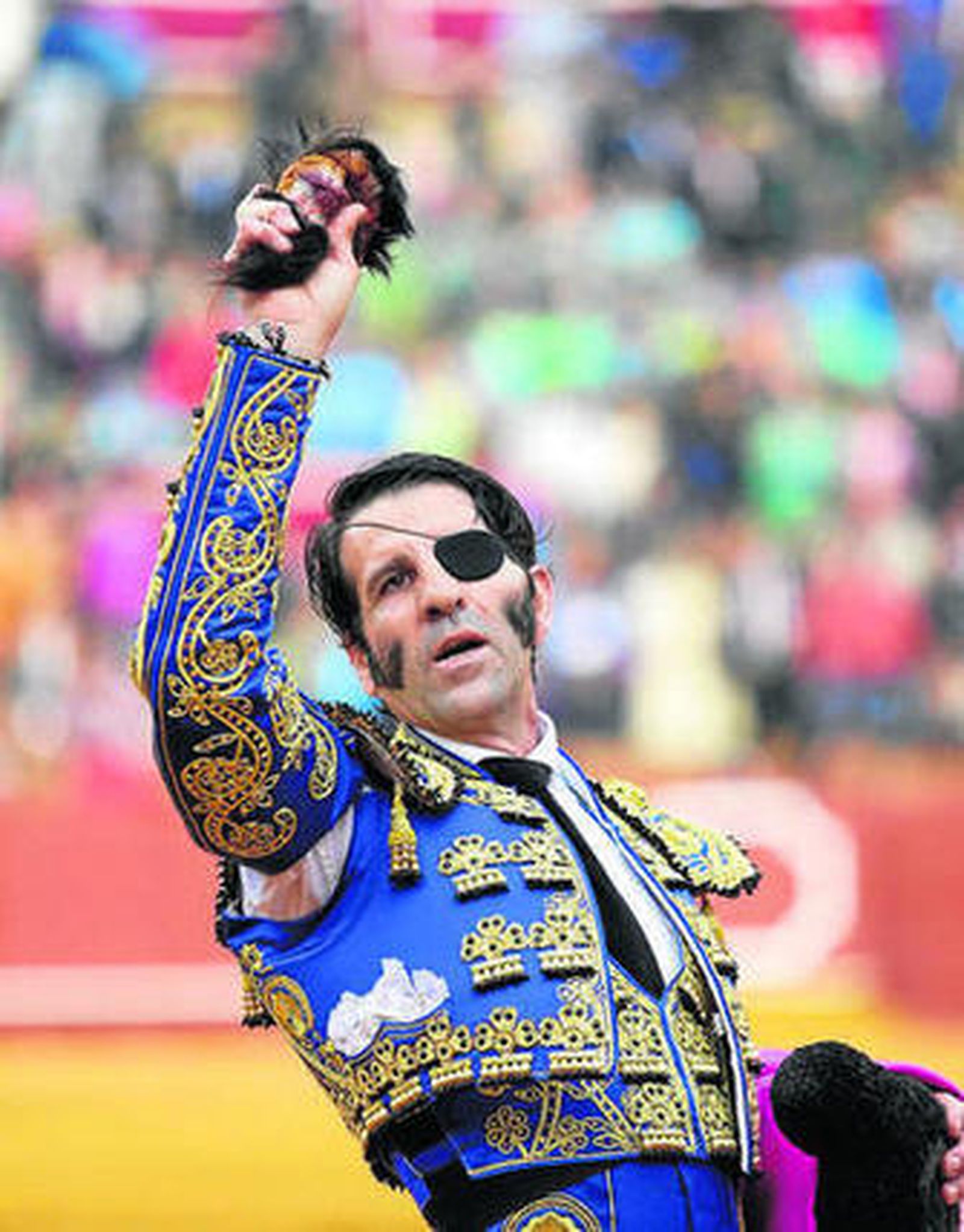 Padilla exhibe una de las tres orejas cortadas, ayer, en la Maestranza.