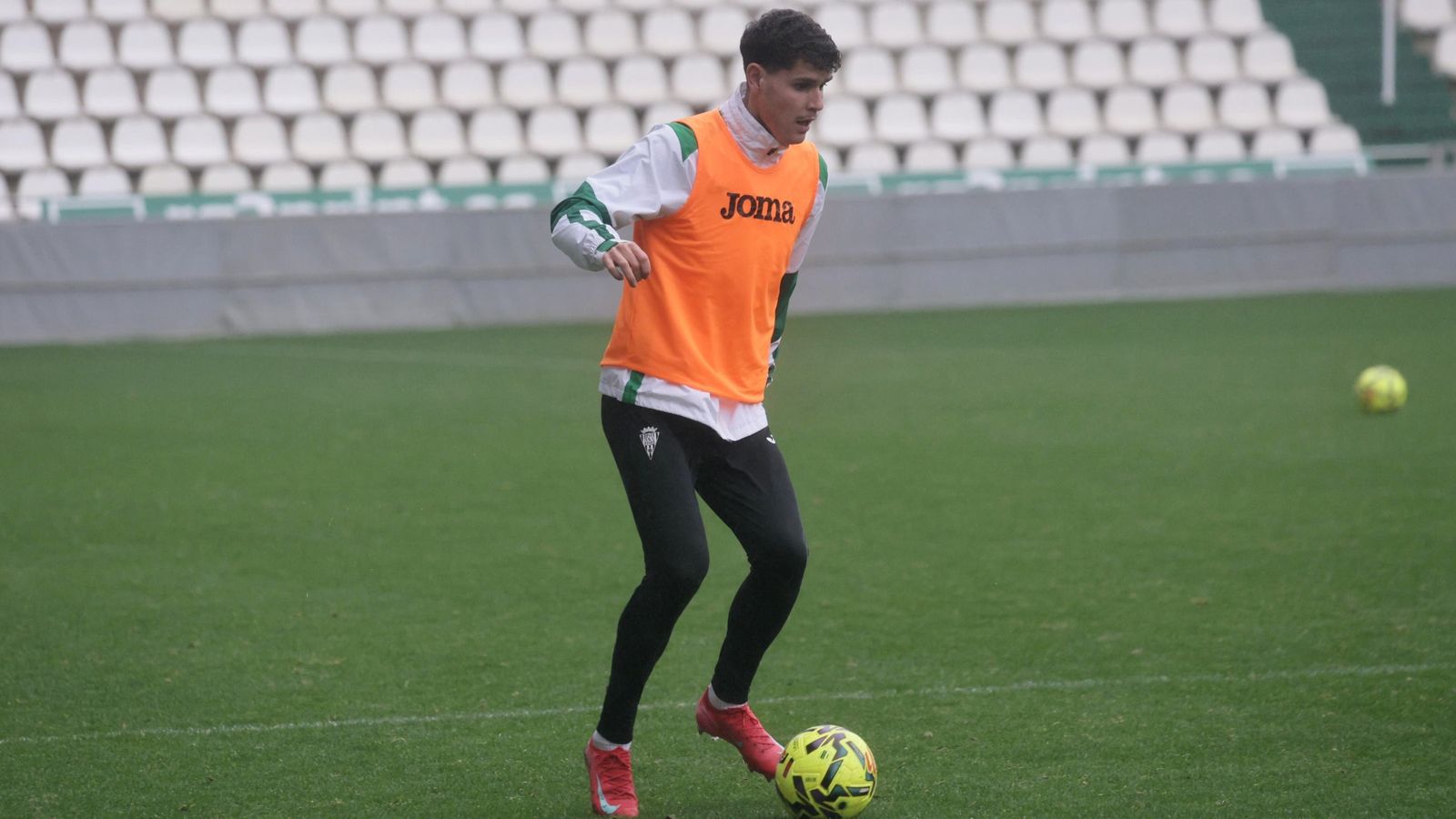 Trilli conduce el balón en un entrenamiento del Córdoba CF en El Arcángel