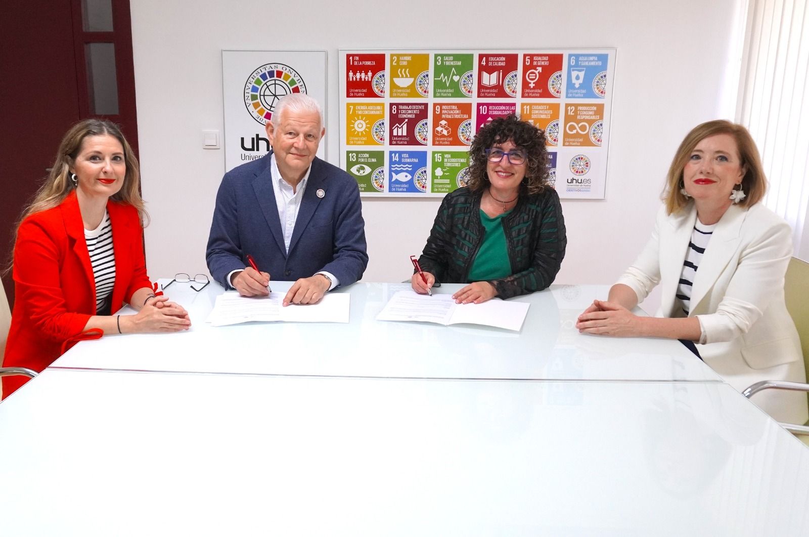 Firma del convenio de colaboración con la Universidad de Huelva y emprendedoras onubenses.