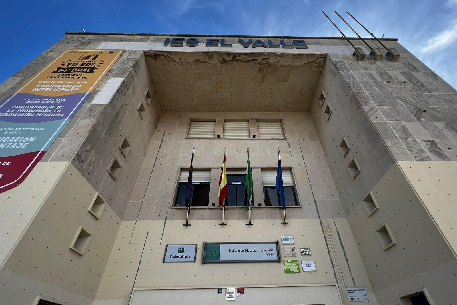 Fachada del centro IES El Valle, donde estudiaron las dos jóvenes el año pasado.