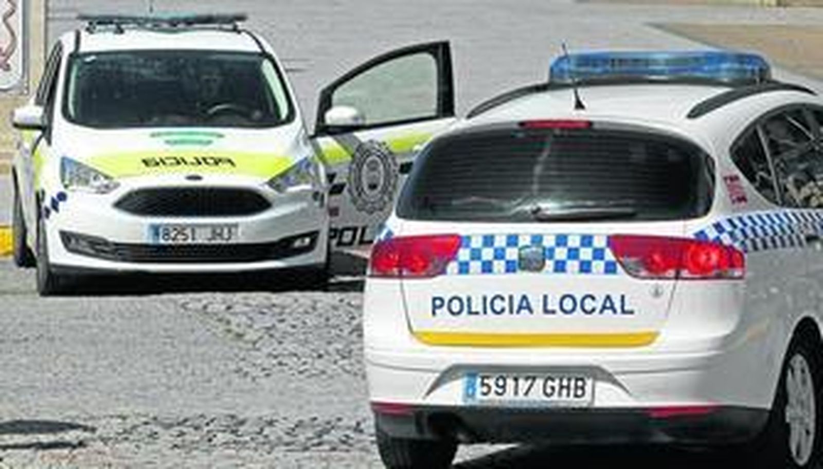 Dos vehículos patrulla de la Policía Local de San Roque en la Alameda Alfonso XI, el pasado martes.