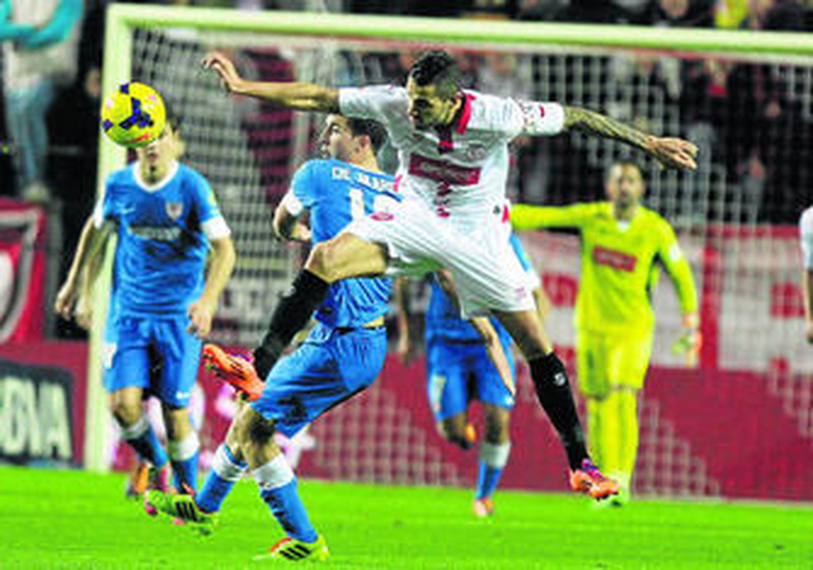 Vitolo intenta hacerse con el control del balón ante la presión de De Marcos.