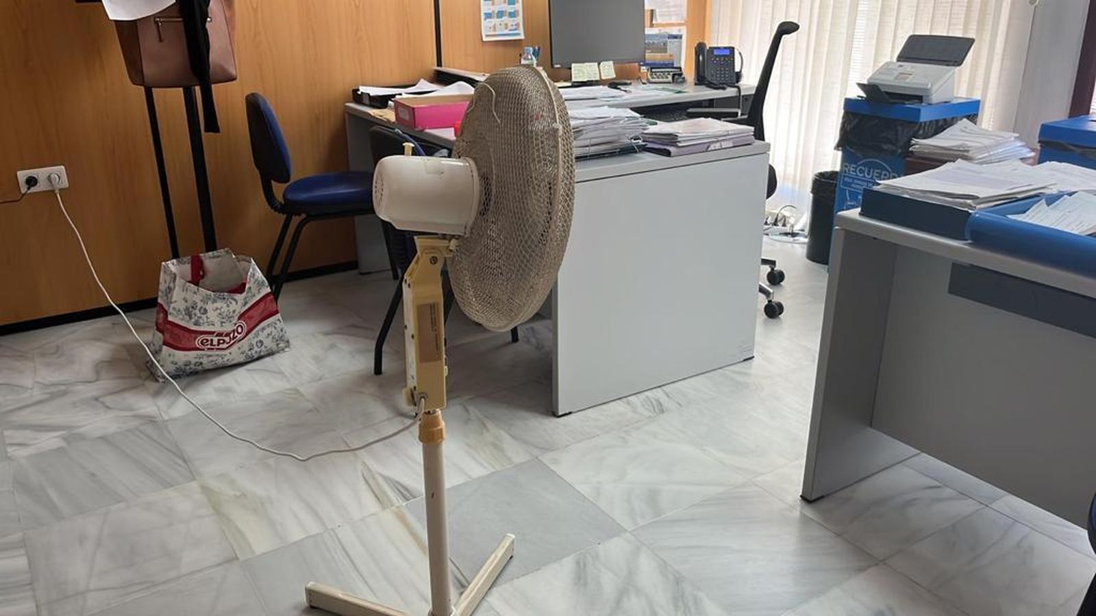 Ventiladores instalados en las oficinas de Urbanismo del Ayuntamiento de San Fernando ante la falta de aire acondicionado y sistemas de climatización.
