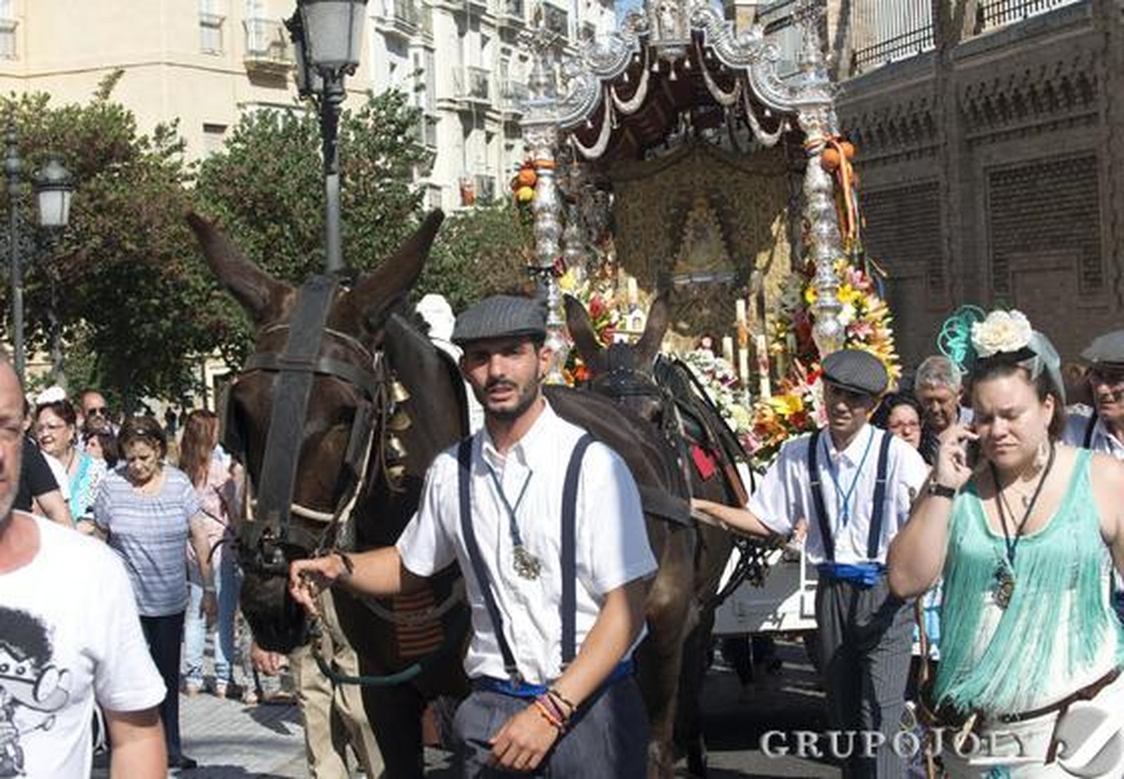 El Simpecado de la capital inicia su camino mientras las primeras hermandades gaditanas alcanzan Bajo de Guía. 

Foto: Joaquin Hernandez Kiki