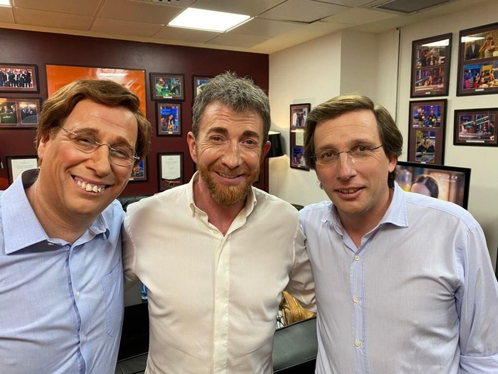 Pablo Motos entre Carlos Latre-Almeida y el propio alcalde de Madrid, José Luis Martínez-Almeida