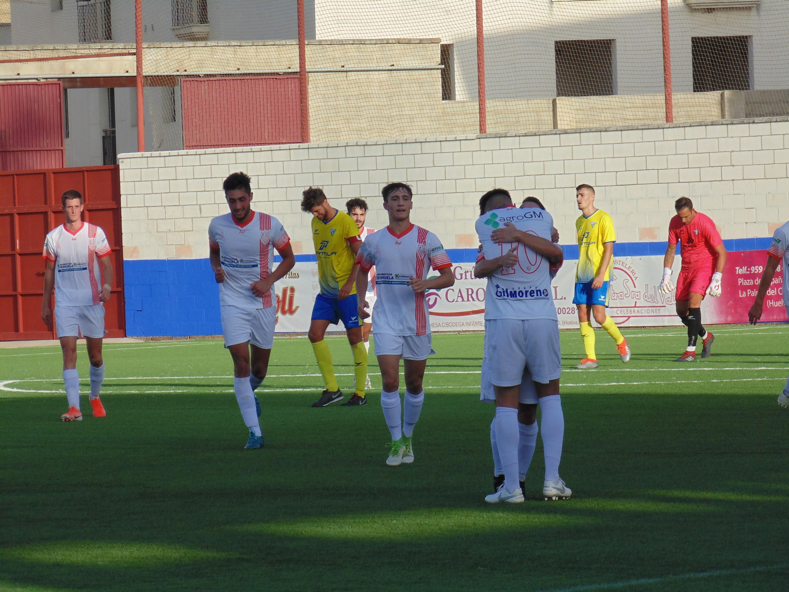 Galleti y Manu Cruzado festejan el 2-0 logrado ante el Tomares. Galleti y Manu Cruzado festejan el 2-0 logrado ante el Tomares.