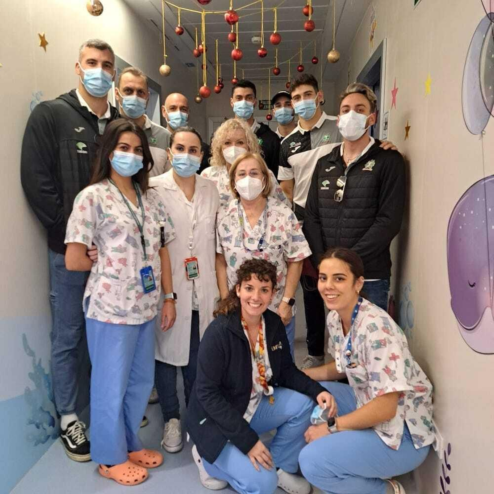 Charly Carreño y parte de la plantilla que ha visitado el centro hospitalario.