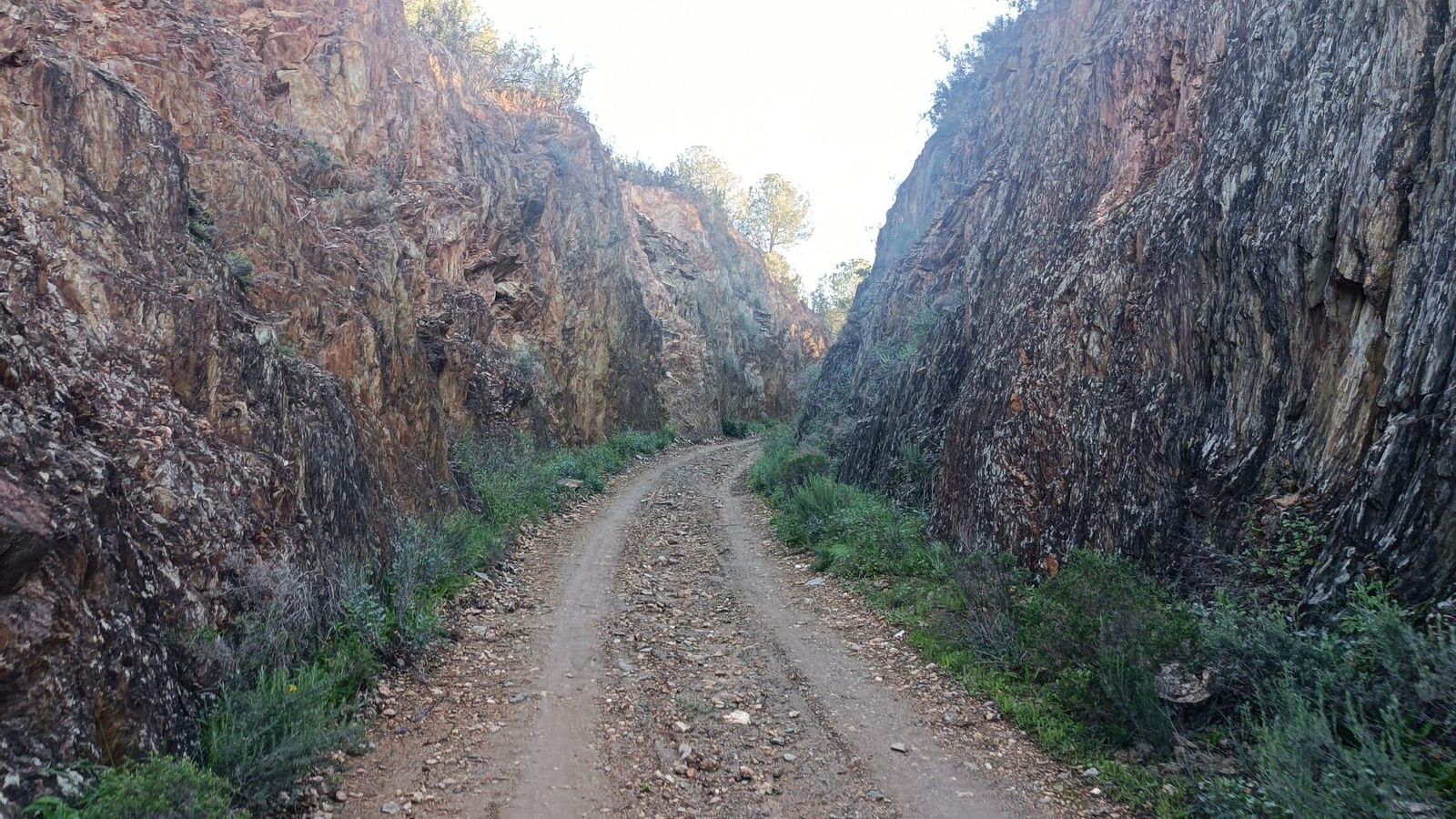 La vía verde tiene numerosos tramos por las típicas trincheras propias de los trazados ferroviarios.