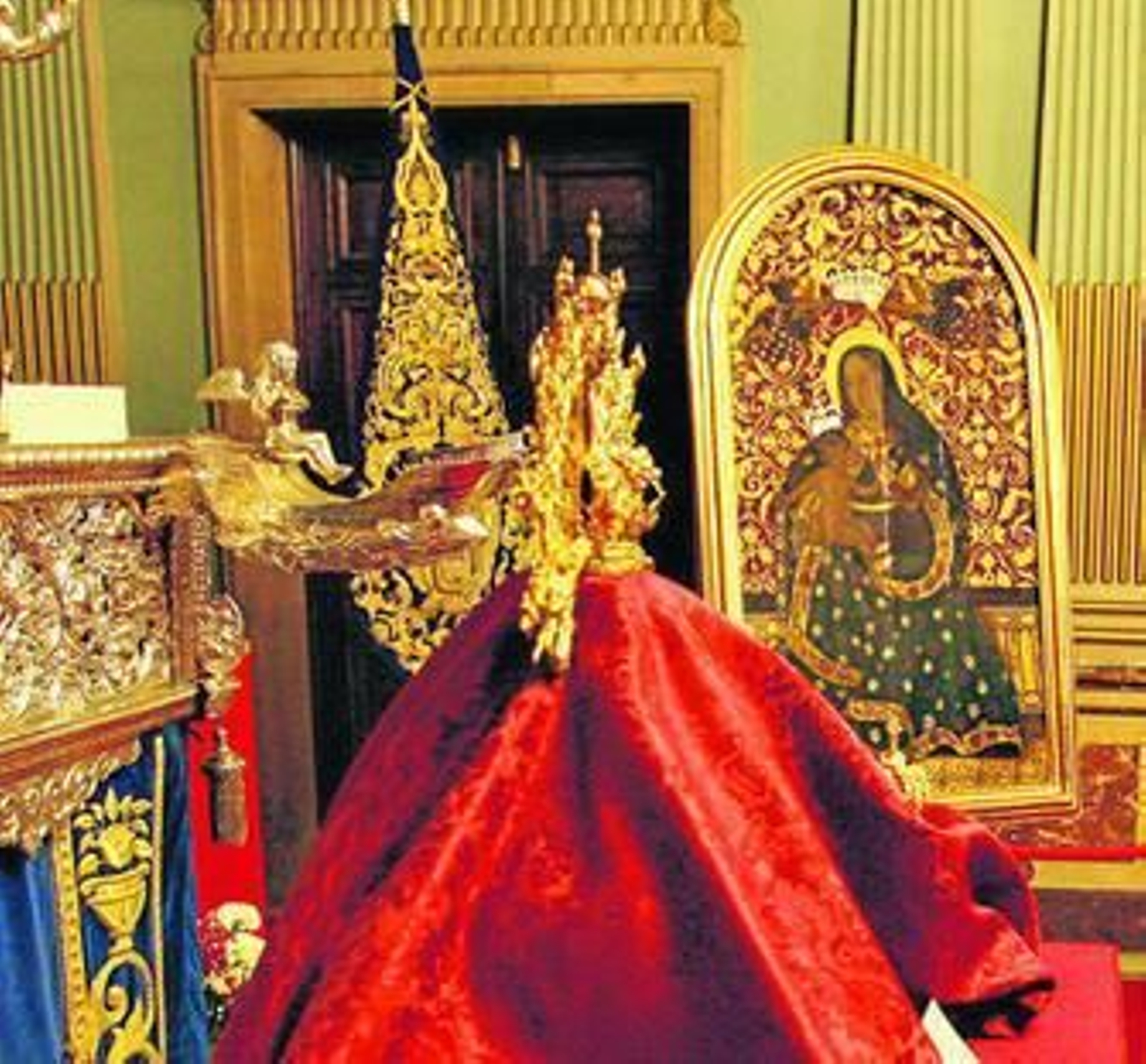 En primer término, la esquina del paso de la Virgen donde se apoyó Juan Pablo II, con la corona y la antigua pintura; a la derecha, el cáliz de las cofradías.