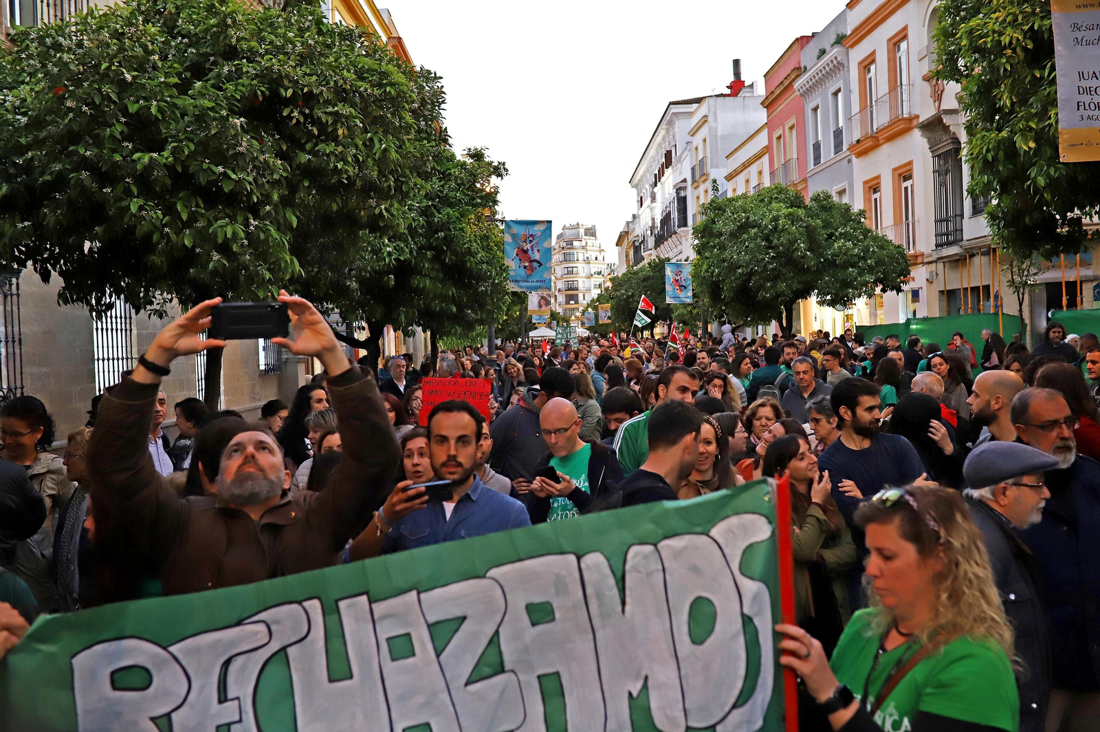 Marcha por la calle Larga en defensa de la escuela pública.