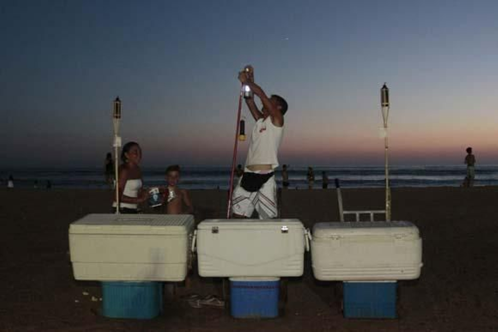 El cantante deleita a sus fans en la playa Victoria

Foto: Julio Gonzalez