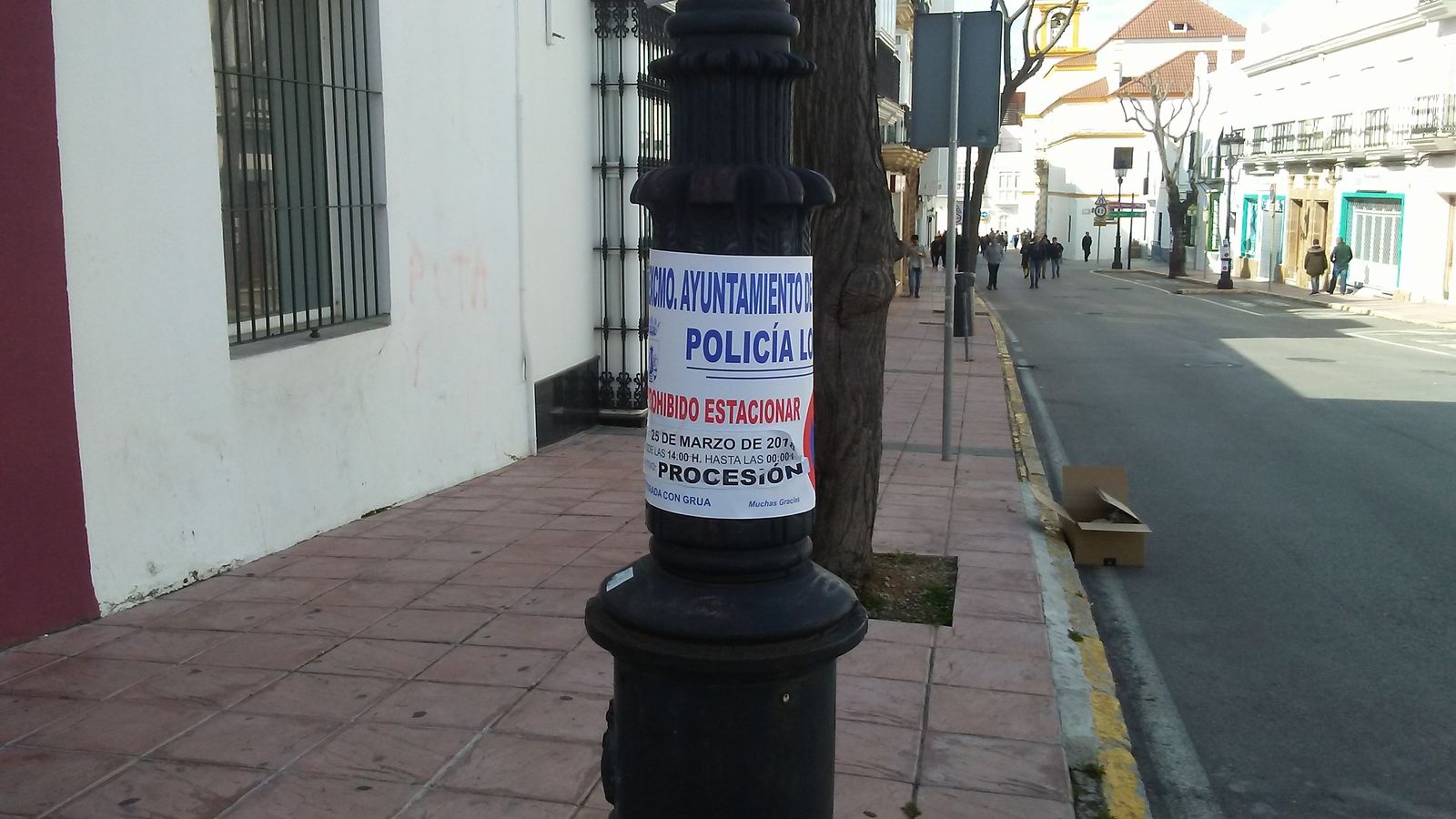 Cartel de la Policía Local en una farola sobre la prohibición de estacionar.