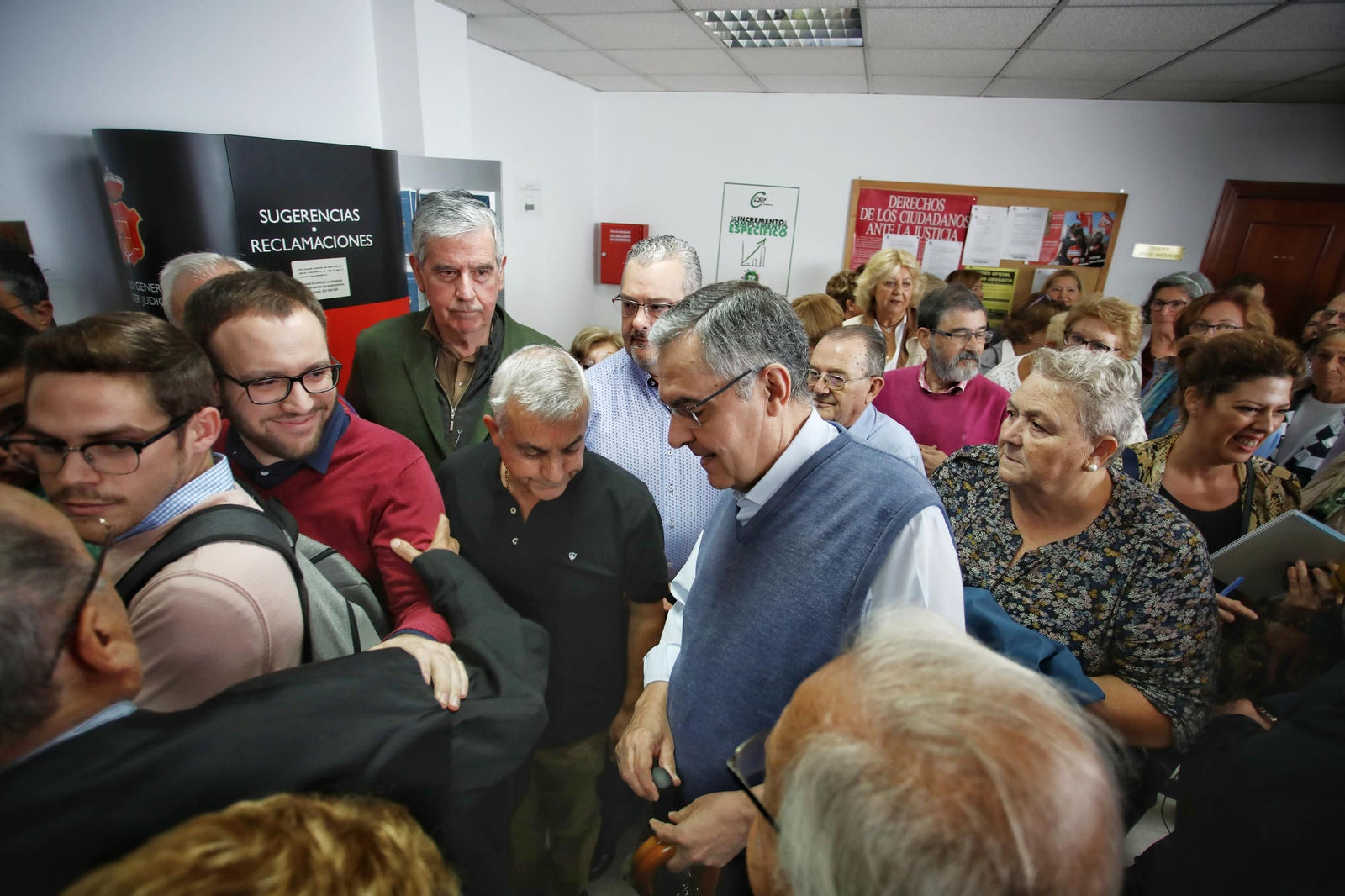 Pascual Saturio accede a la vista oral rodeado de personas Pascual Saturio accede a la vista oral rodeado de personas