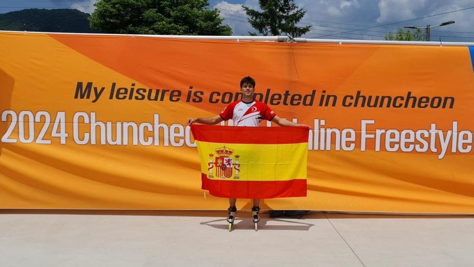 Javier Abad posa con la bandera de España en Chuncheon, Corea del Sur.