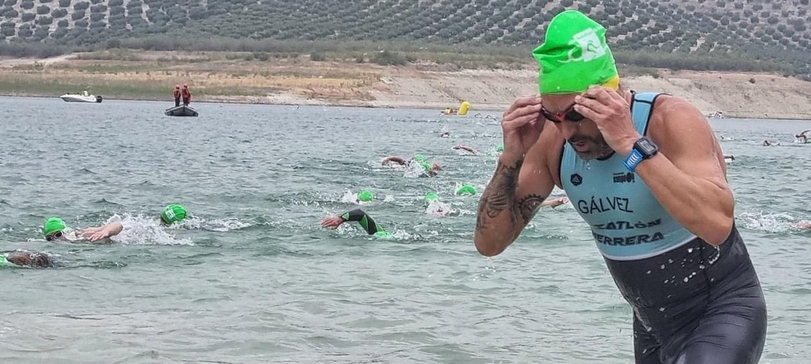 Los triatletas, en el embalse del Vadomojón.
