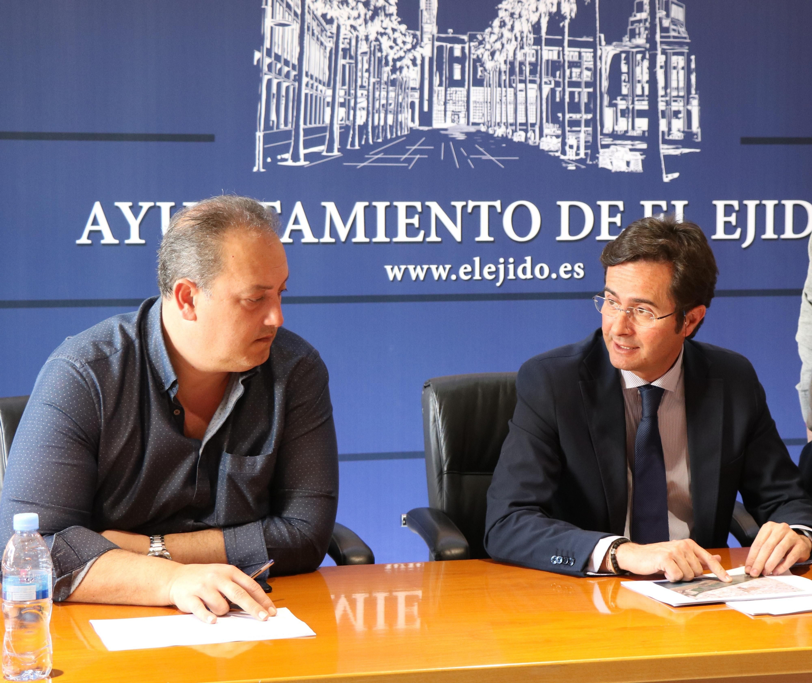 El alcalde y portavoz.