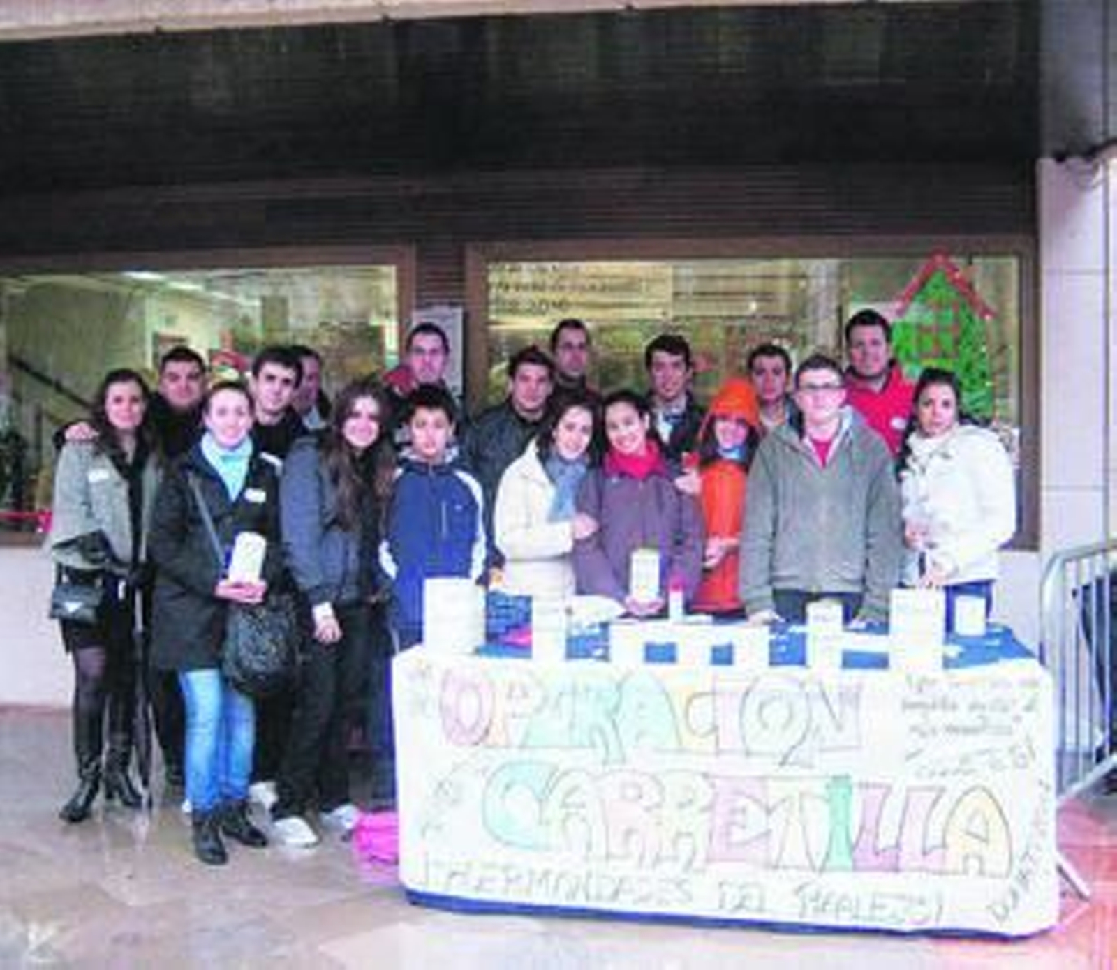 Los jóvenes tuvieron que aguantar durante cuatro horas las inclemencias del tiempo.