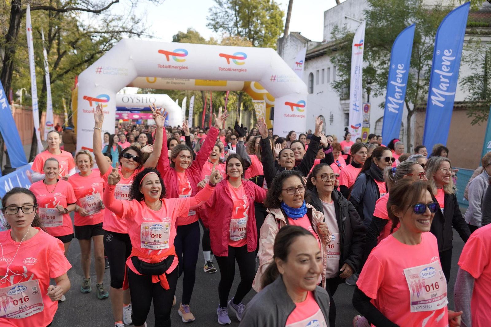 Búscate en las fotos de la Carrera de la Mujer de Sevilla