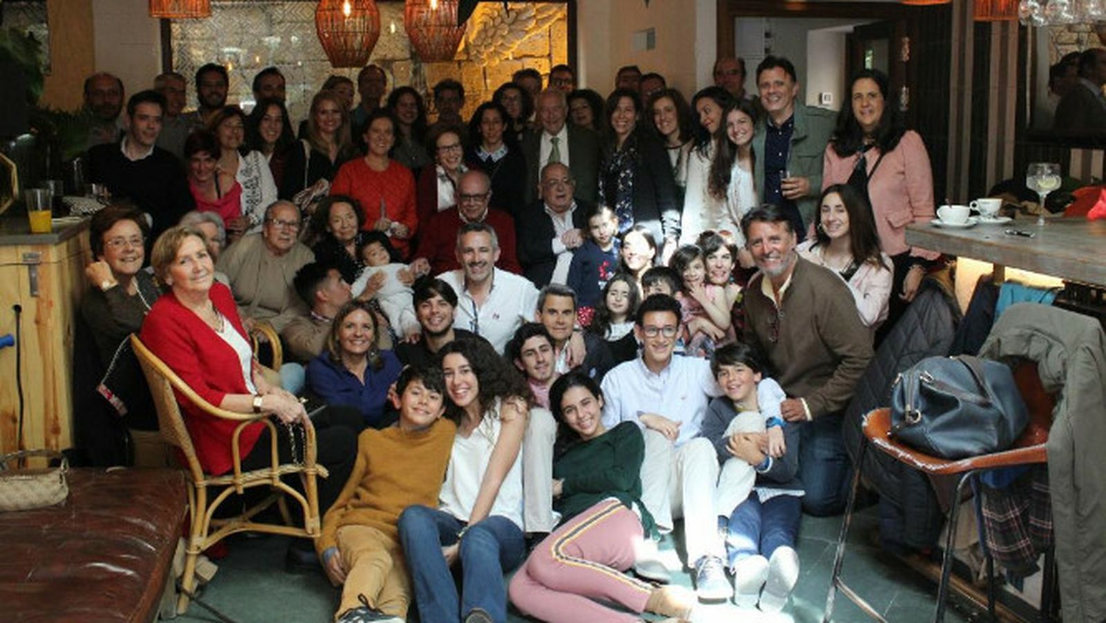 La anfitriona Pili Díaz rodeada con  los familiares y amigos que asistieron al  almuerzo sorpresa celebrado con motivo de sus ochenta cumpleaños, en el restaurante Arsenio Manila.