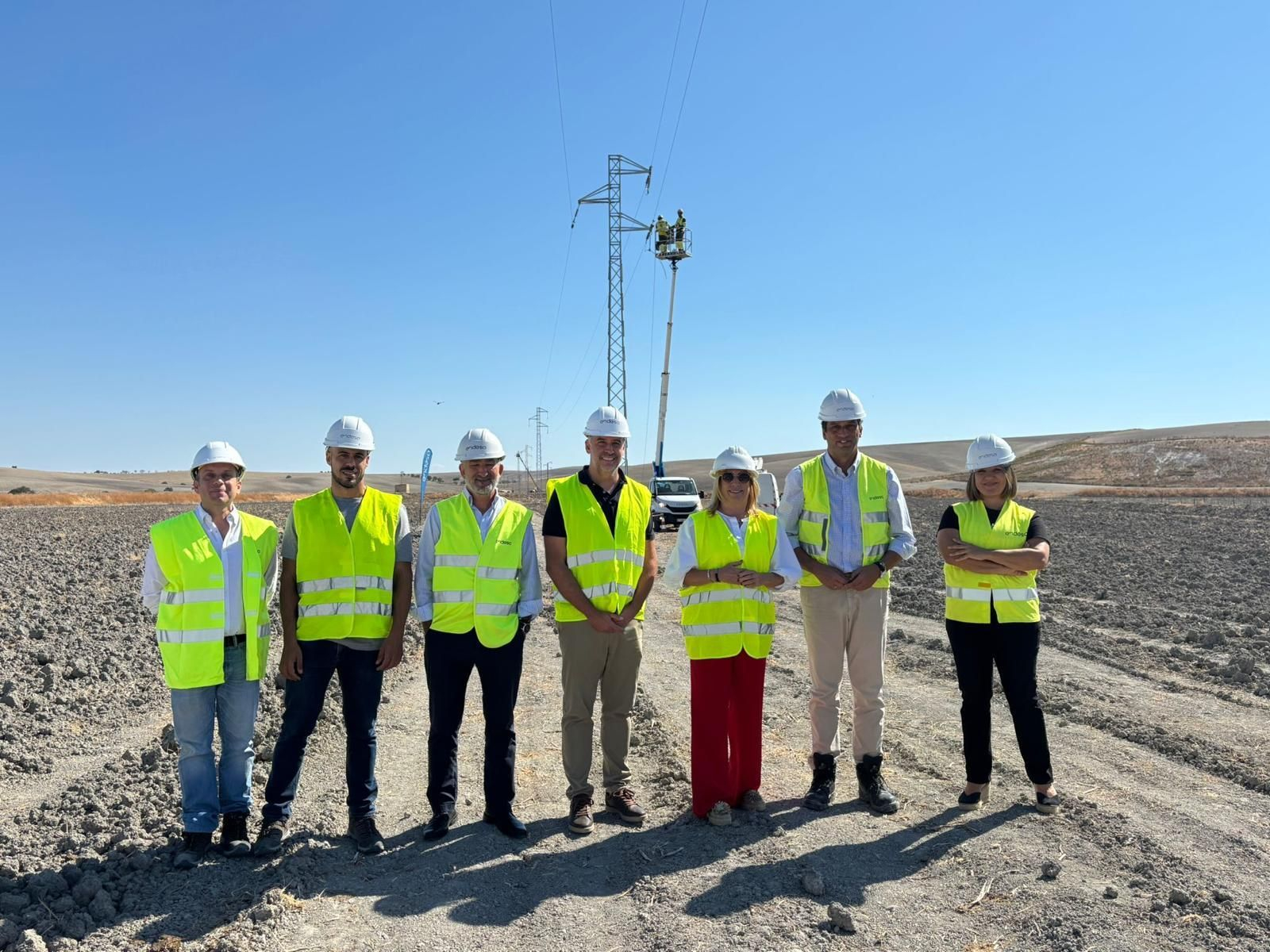 Visita institucional a las obras que Endesa está realizando en la red eléctrica de Trebujena.