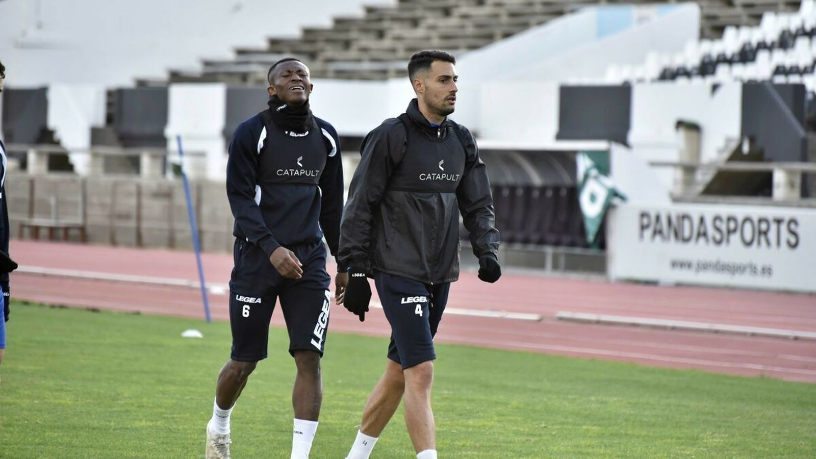 Álvaro Vega camina delante de Bandaogo durante un entrenamiento con la Balona