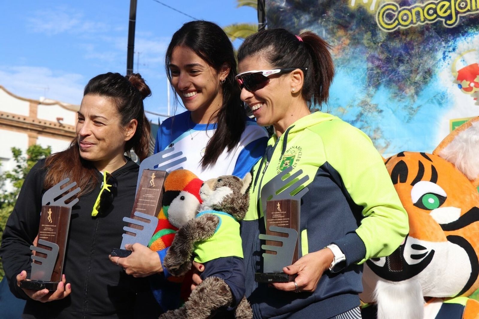 Podio de la categoría general femenina de esta prueba celebrada en Bonares.