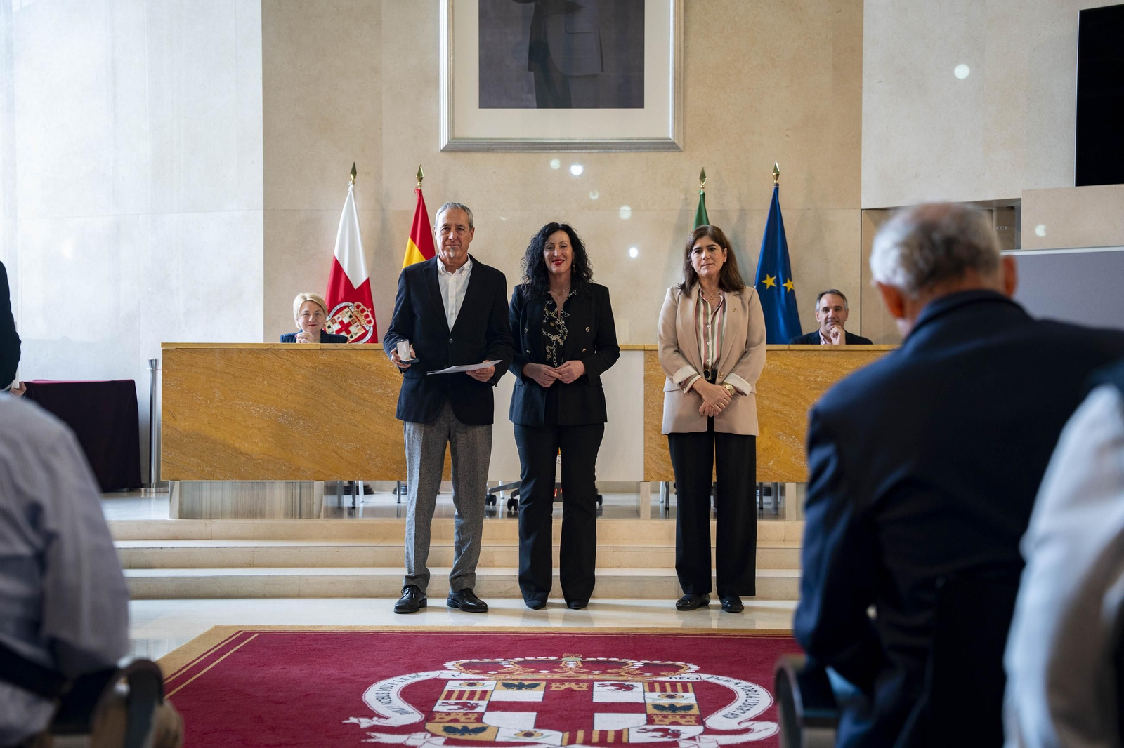 Almería rinde homenaje a su personal municipal con la imposición de los Escudos de Oro
