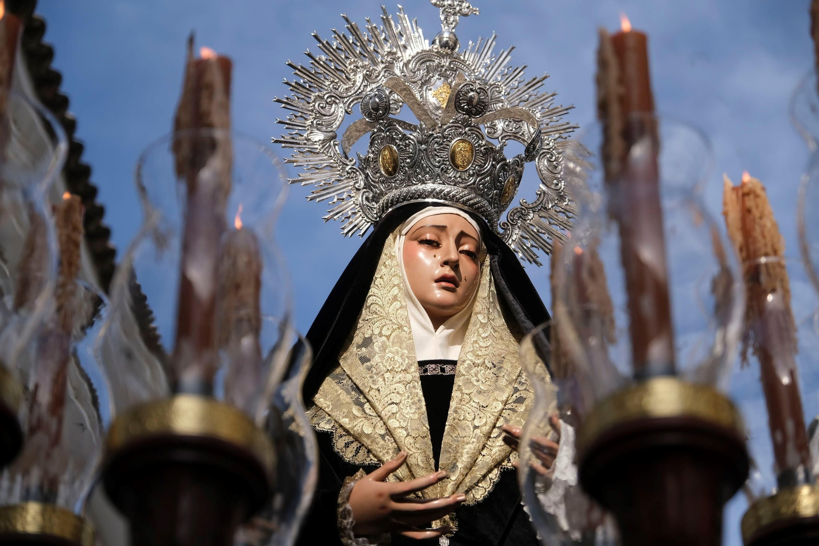 Martes Santo en Córdoba: la procesión de la Universitaria, en imágenes