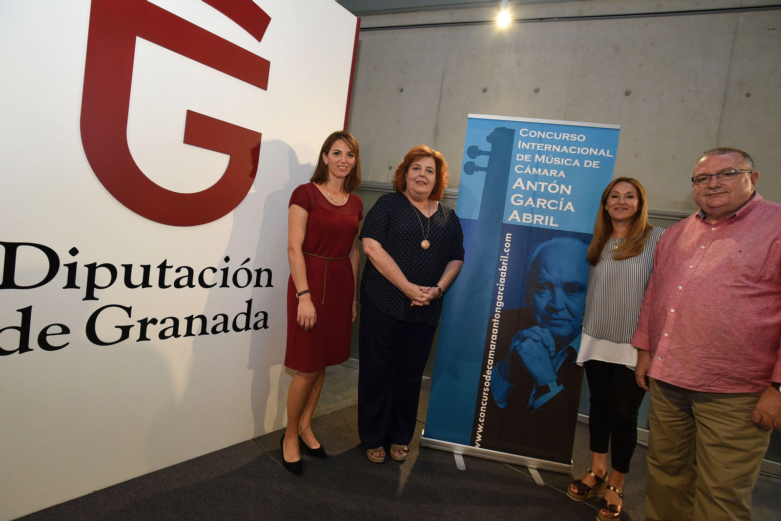 Foto de familia de la presentación del certamen.