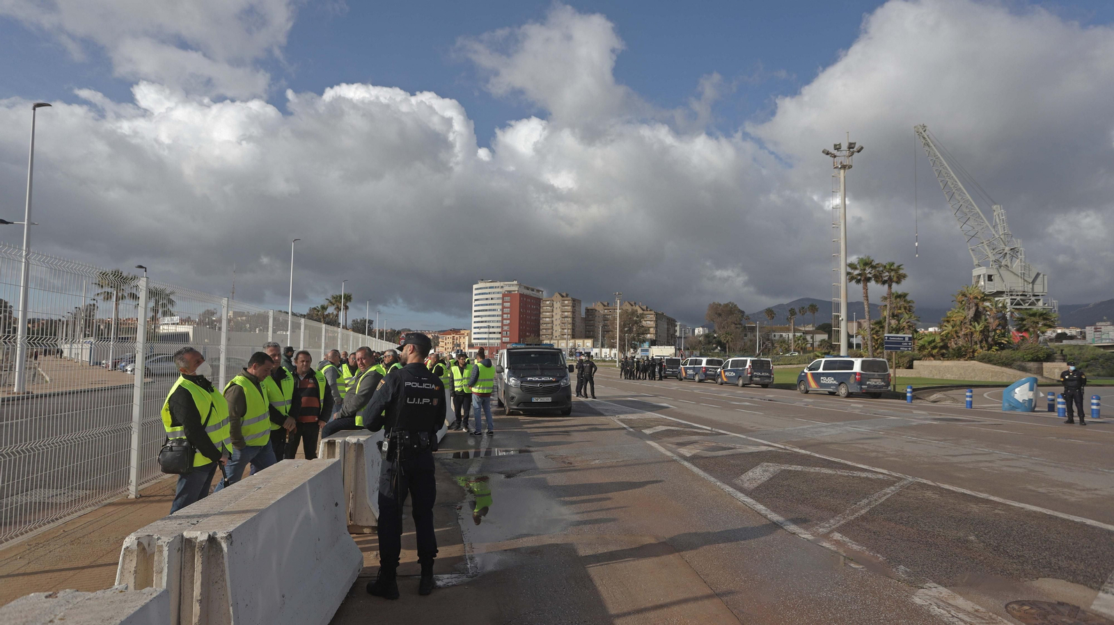 Fotos de la concentración de los camioneros en el acceso sur del puerto de Algeciras