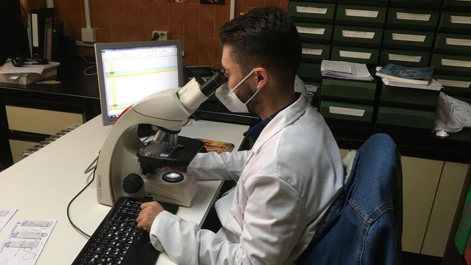 El graduado Enrique de Gálvez realizando el conteo de polen en la Facultad de Ciencias de la UMA.