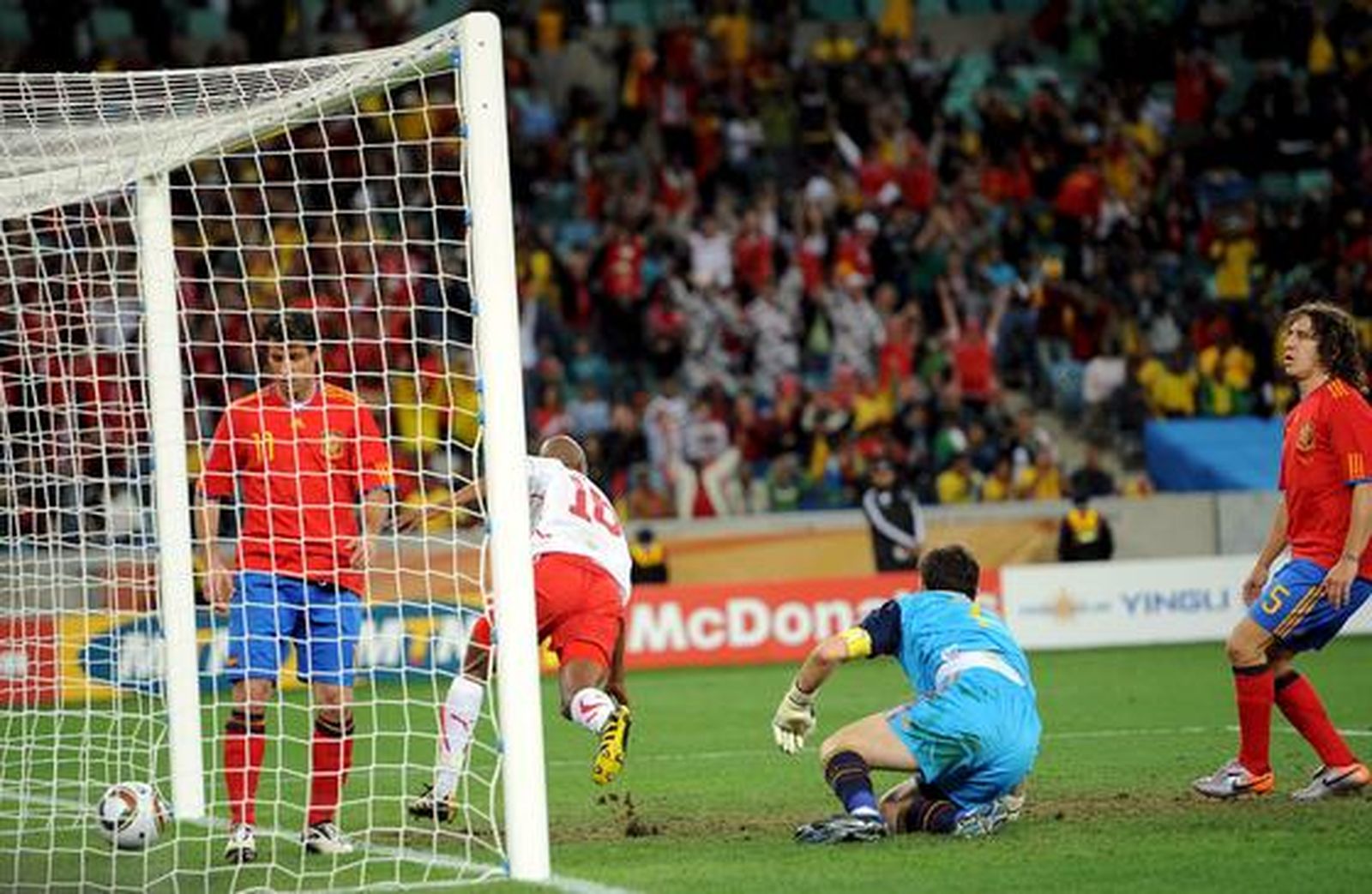 El gol de los suizos supuso un jarro de agua fría para la selección española. / Reportaje gráfico: EFE, Reuters, AFP