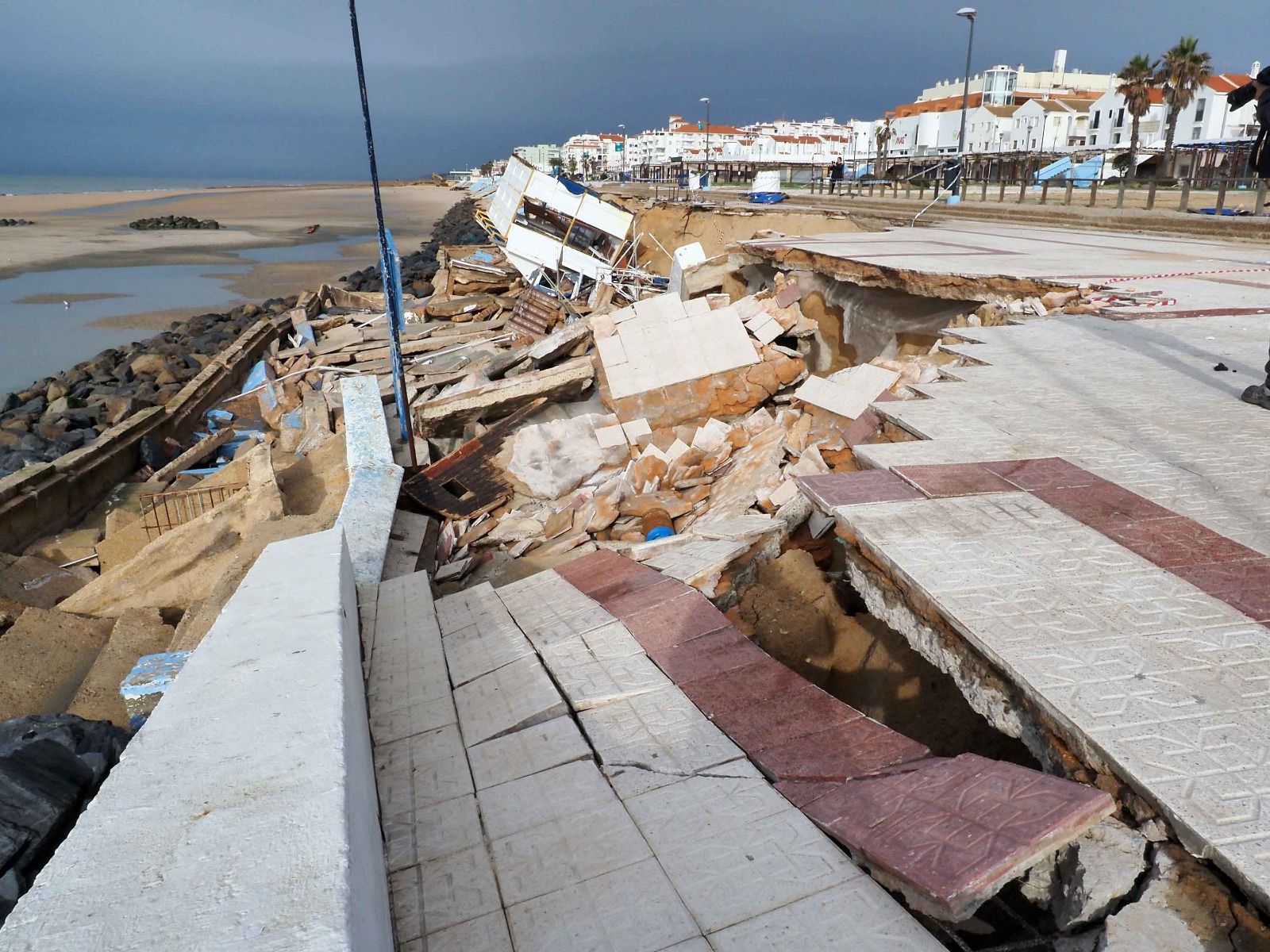 Las fotos de los destrozos del temporal en el paseo marítimo de Matalascañas