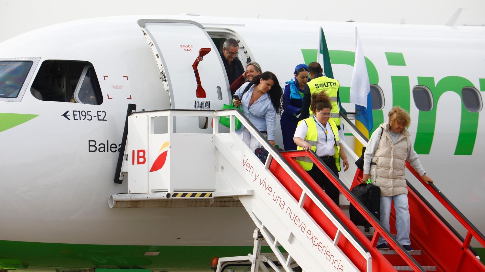 Los pasajeros desembarcan en el aeropuerto de Córdoba tras un vuelo desde Las Palmas de Gran Canaria.
