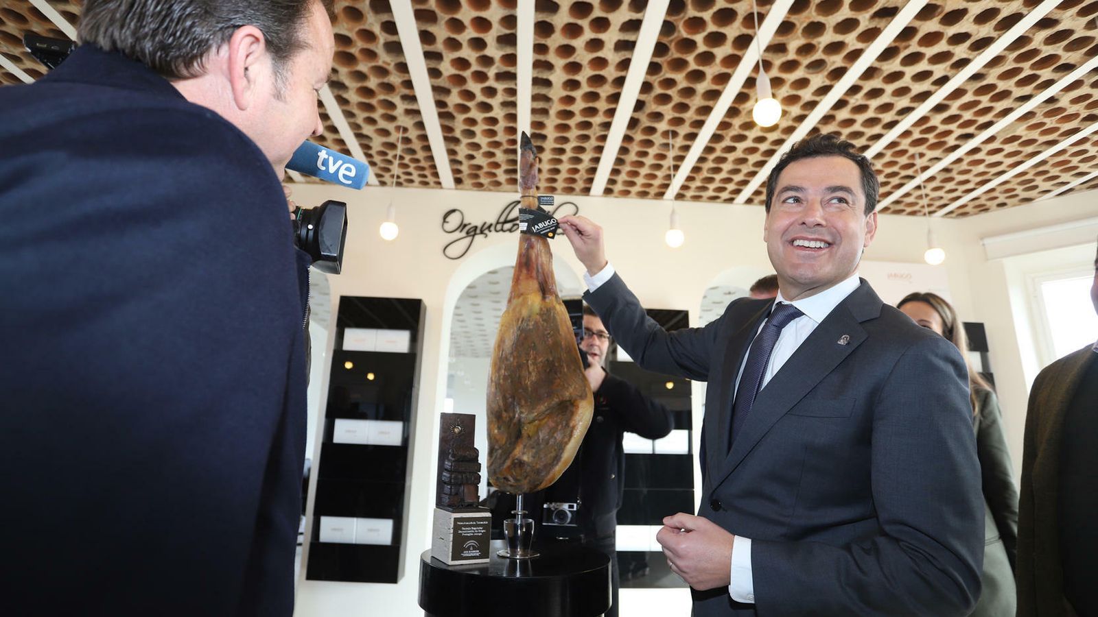 Juanma Moreno durante su visita a la sede del Consejo Regulador Denominación de Origen Protegida Jabugo.