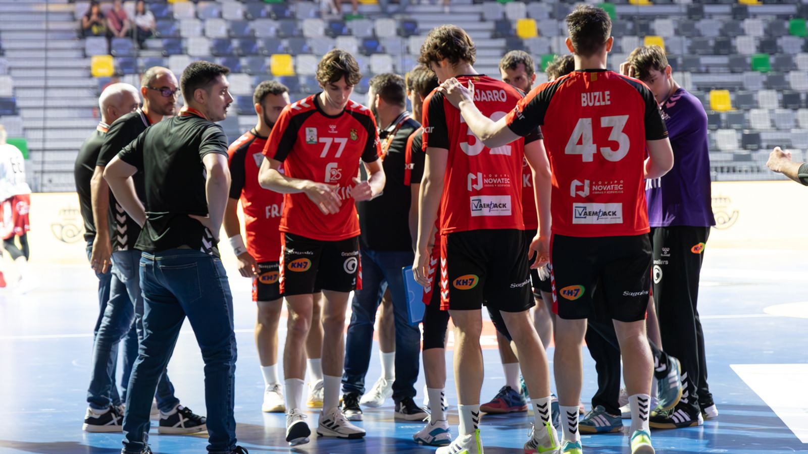 Pablo Urdangarín, dorsal 77, junto a sus compañeros antes del encuentro.